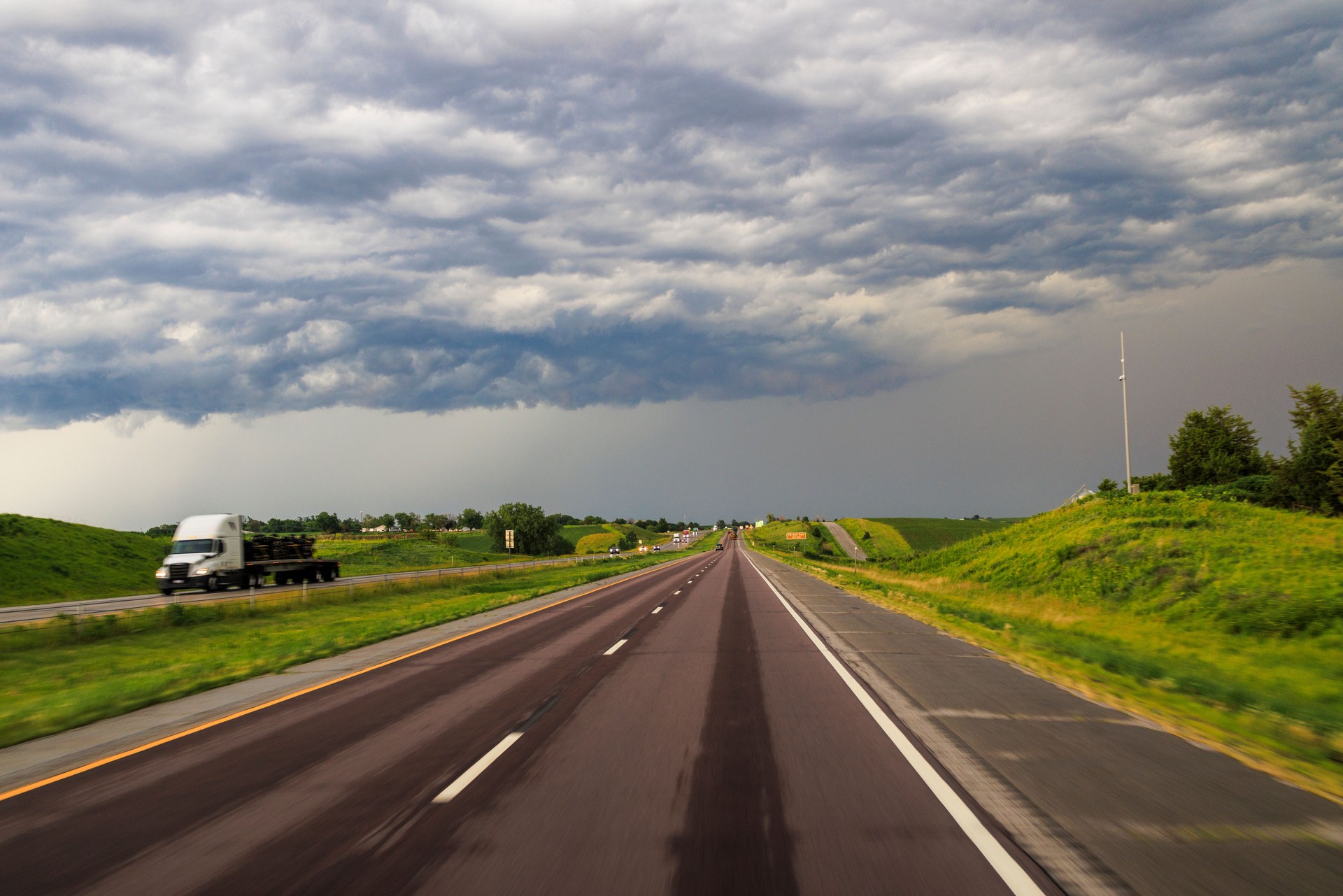 Find Secure Truck Parking in Iowa secure, reliable commercial vehicle parking for tractors, trailers, box trucks, and containers—especially across Iowa 