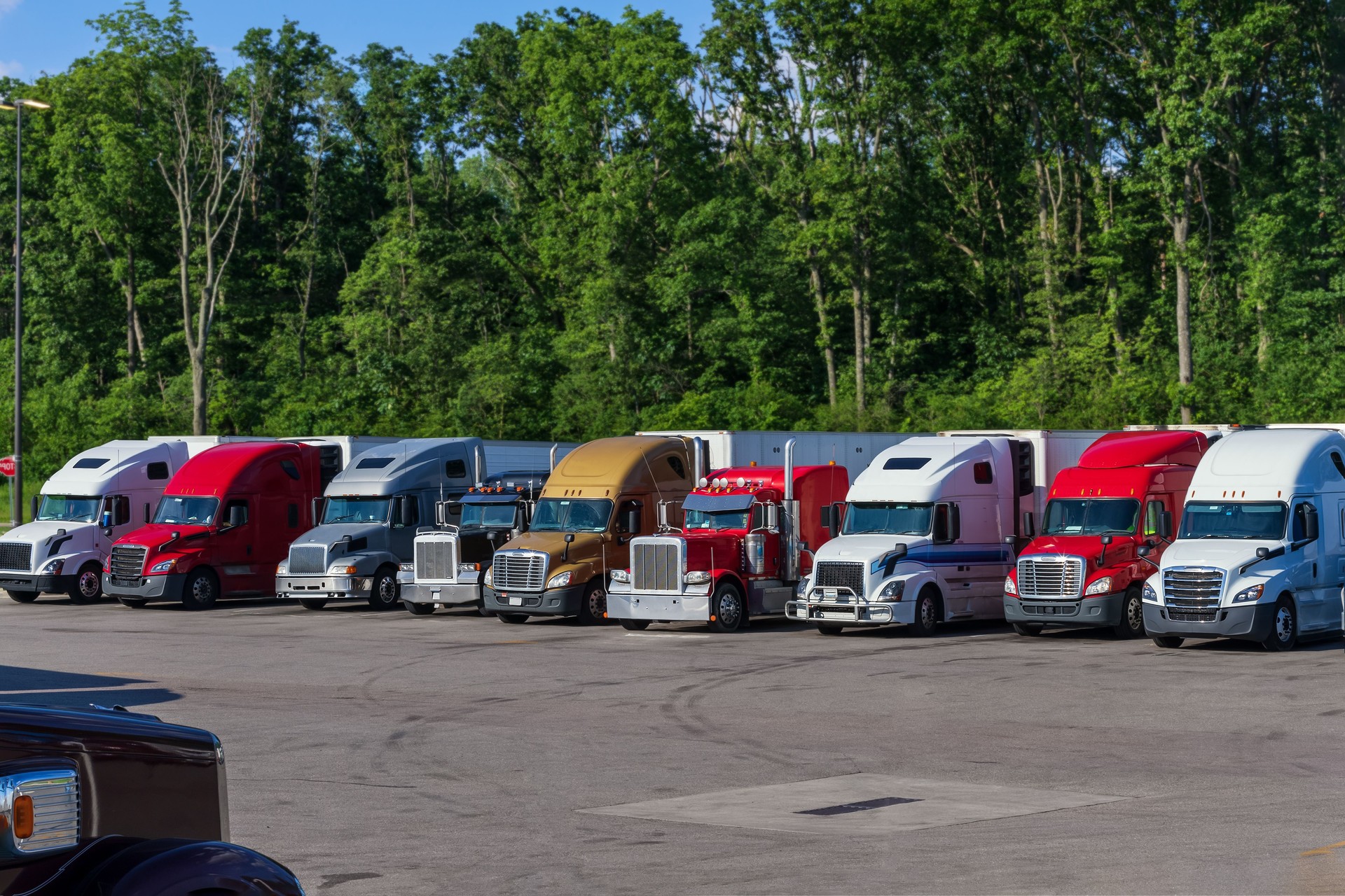 At The Truck Parking Source, we specialize in providing secure and reliable parking solutions for tractors, box trucks, trailers, containers, and commercial vehicles across MontanaBillings, Helena, Missoula 
