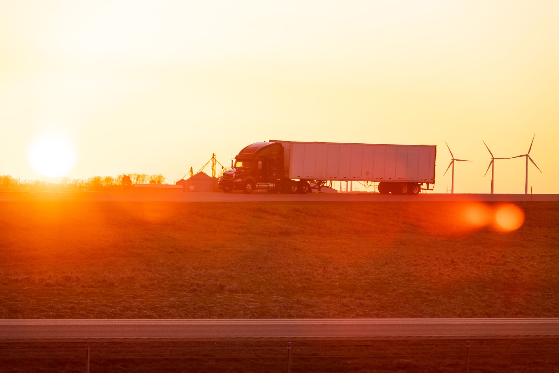 Find Truck Parking Source specialize in providing secure and reliable parking solutions for tractors, box trucks, trailers, containers, and commercial vehicles across Kansas, Kansas City, Wichita, Topeka, and Olathe