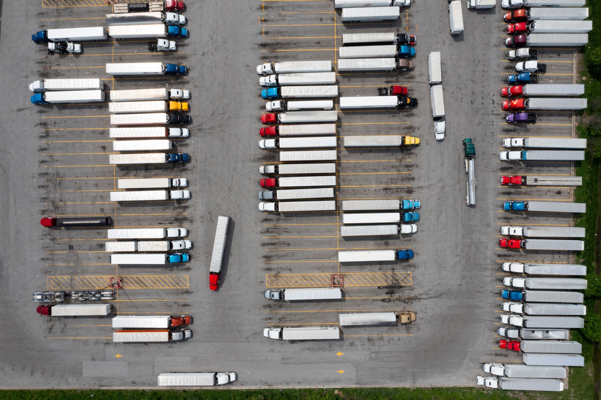 At The Truck Parking Source, we specialize in providing secure and reliable parking solutions for tractors, box trucks, trailers, containers, and commercial vehicles across Nebraska Omaha, Lincoln, and Grand Island. .