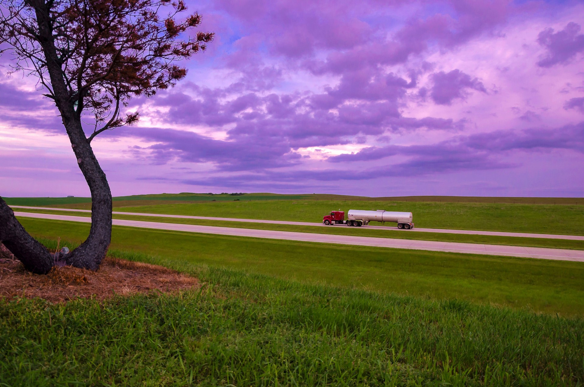 Find Tractor Trailer Parking in Mississippi, secure, reliable commercial vehicle parking for tractors, trailers, box trucks, and containers